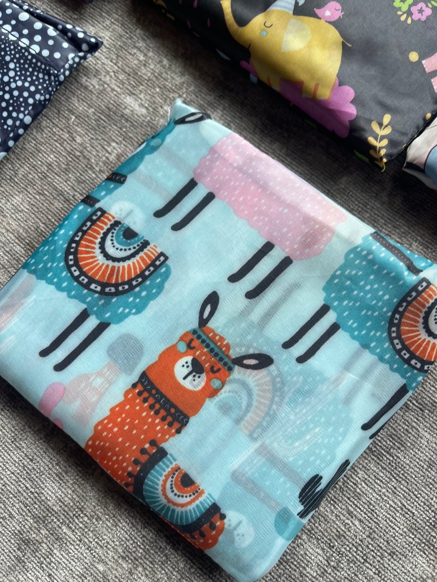 Reusable folding shopping bags